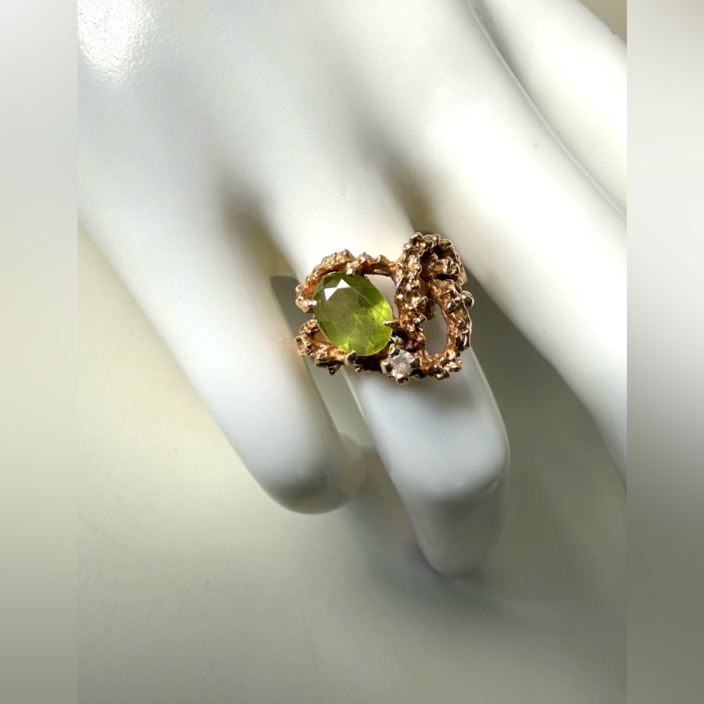 Elegant 10k Gold Women's Nugget Style Ring With Peridot And Diamond